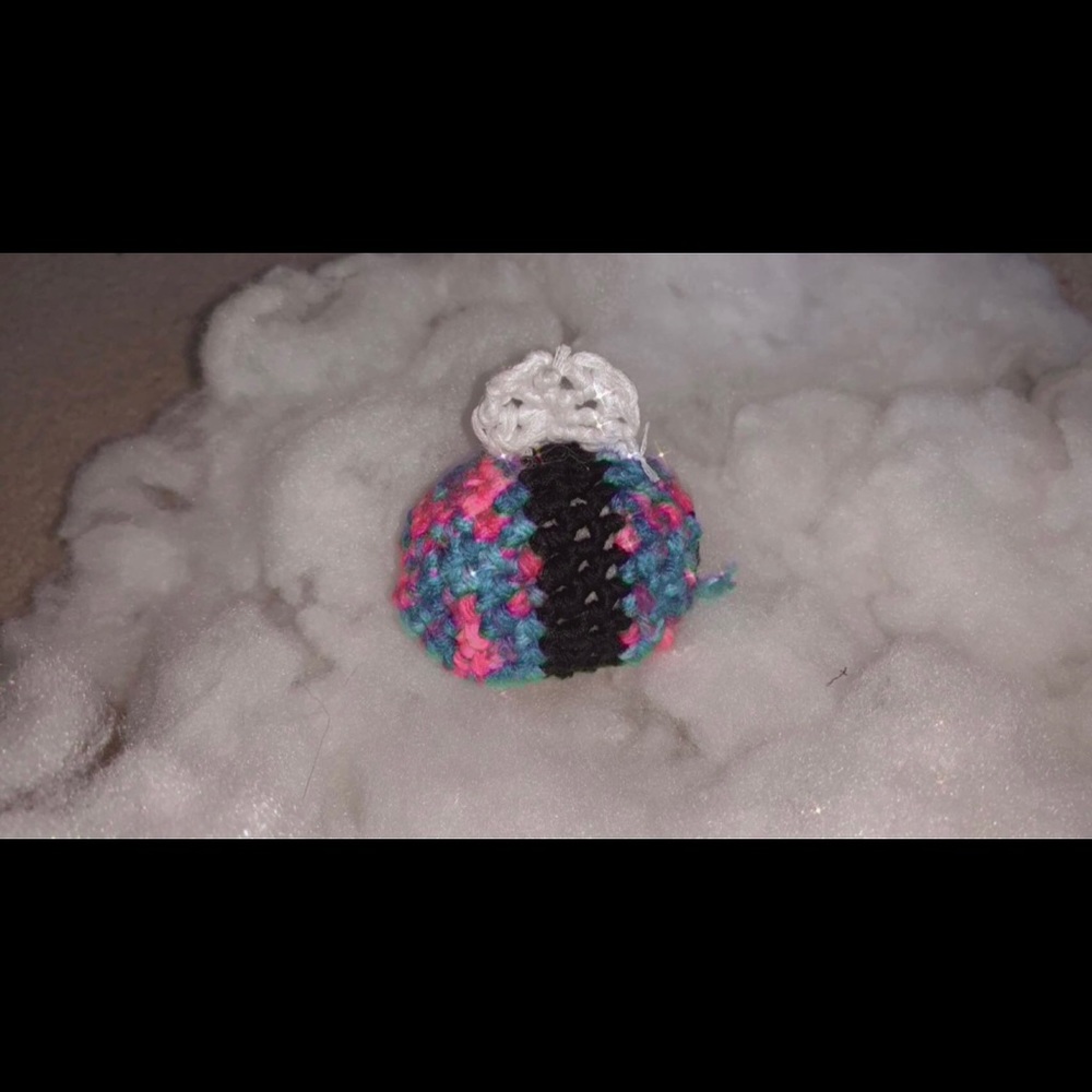 Crochet jellyfish and bee with or without keychain - Picture 4 of 6